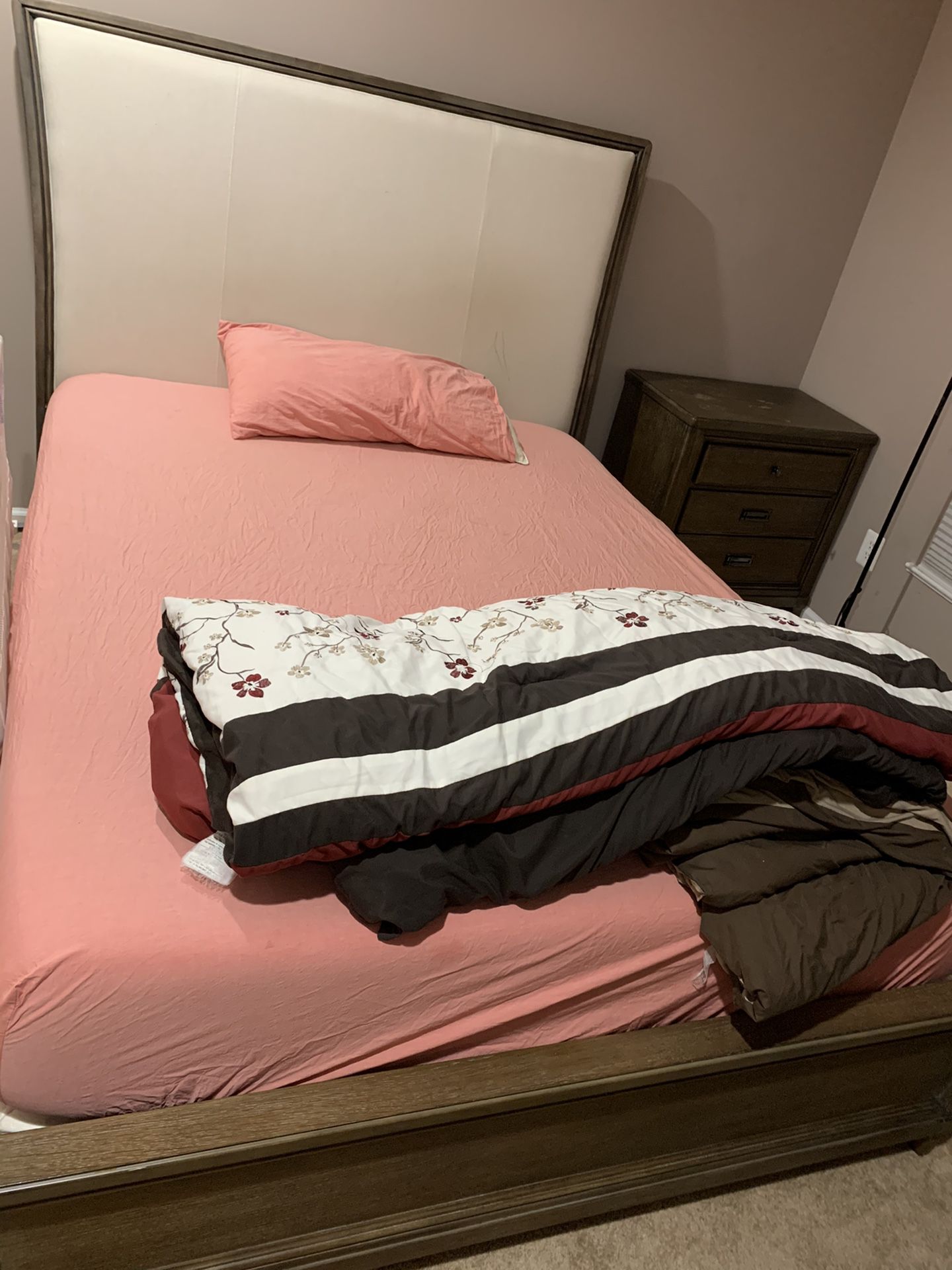 Queen bedroom set with 2 nightstand