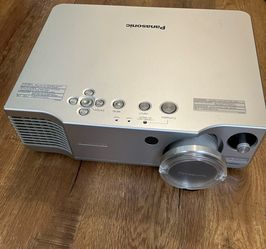 Panasonic PT-AE900U LCD Projector - Untested
