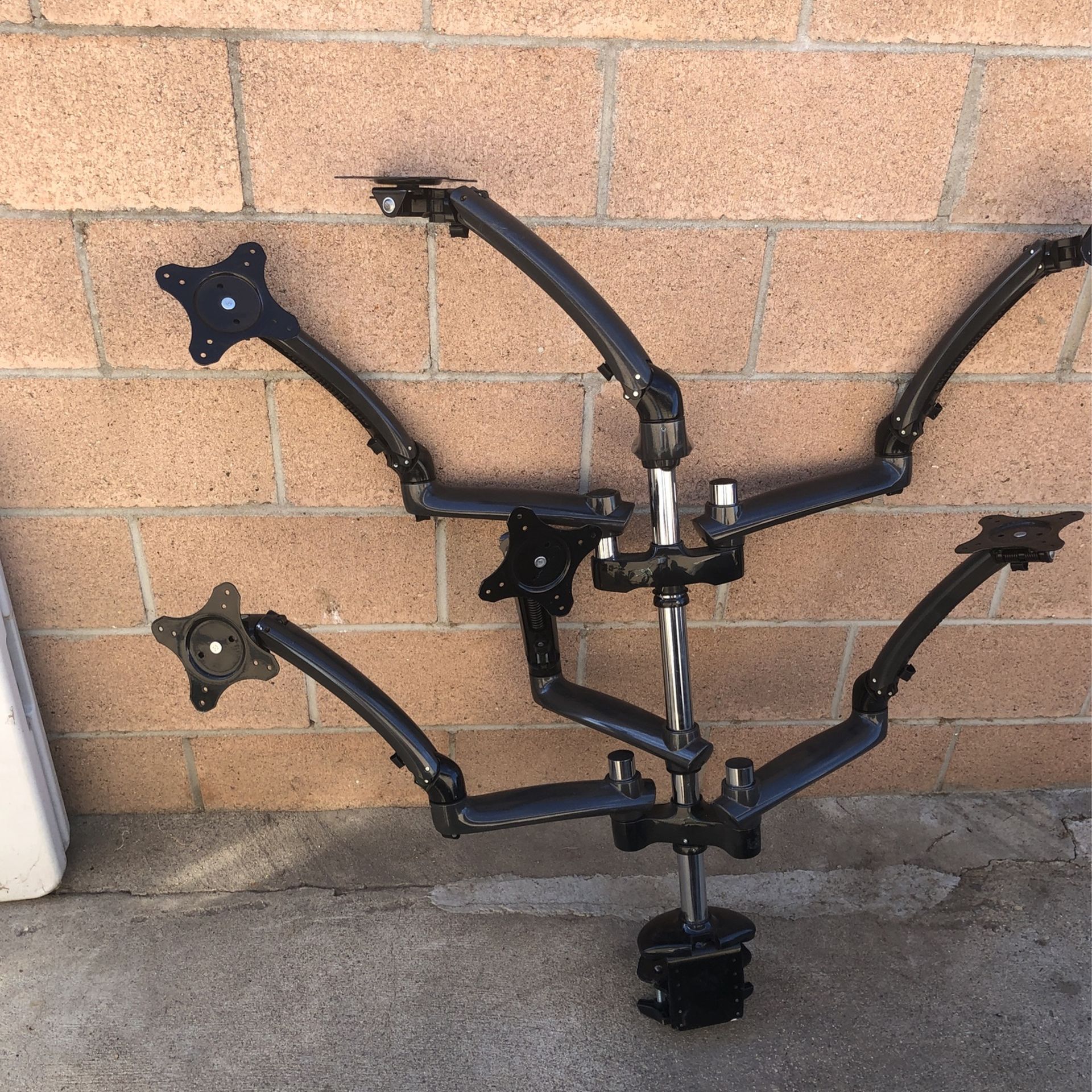 6 Monitor Mounting Station