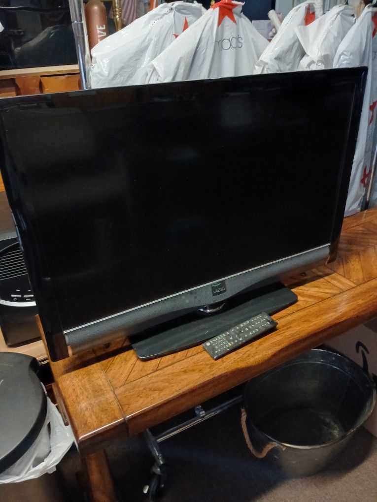 32" VIZIO FLAT-SCREEN TV/REMOTE CONTROL!MUST GO!