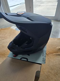 Fox Racing - V1 Solid Helmet - Youth XL