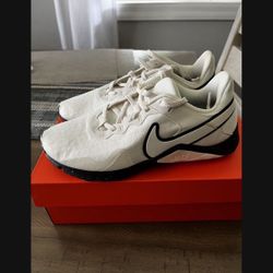 *** New**** Womens New Nike Shoes Size 6