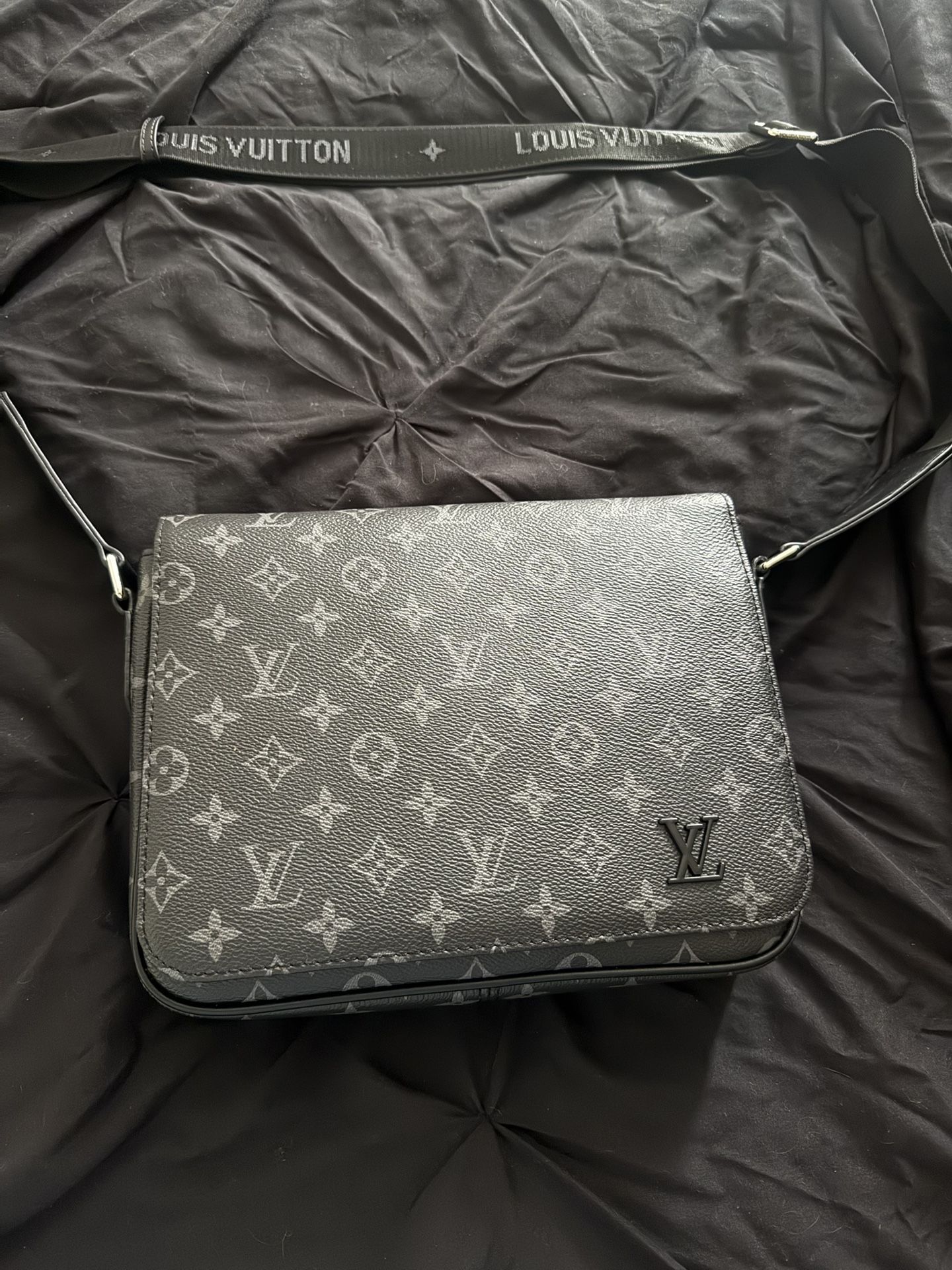 LV MESSENGER BAG
