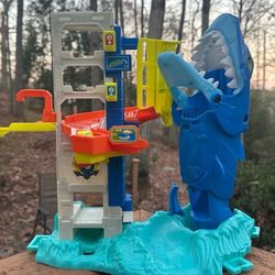Hot Wheels City Attacking Shark Escape Playset