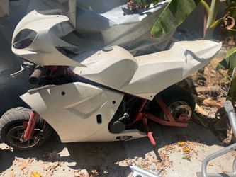 💥Cateye Pocket Bike runs just needs to be put together and needs a chain and carb cleaning all Fairings come with it wich is hard to come by ‼️