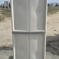 Sterilite Plastic 4 Shelf Cabinet. 