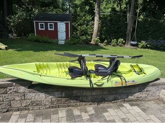 Tandem kayak with 2 paddles and 2 seats