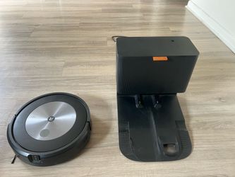 Roomba J7 with automatic emptying base
