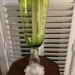 19” Kelly Green / Emerald Vase.  No chips or cracks.