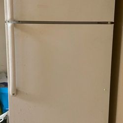 GE Top Freezer Refrigerator 