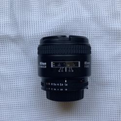 Nikon Nikkor AF 85mm f/1.8D lens 