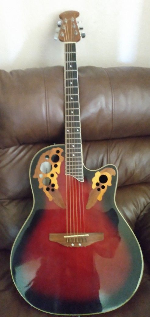 Ovetion Guitar En Good Condition