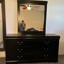 Dresser With Mirror