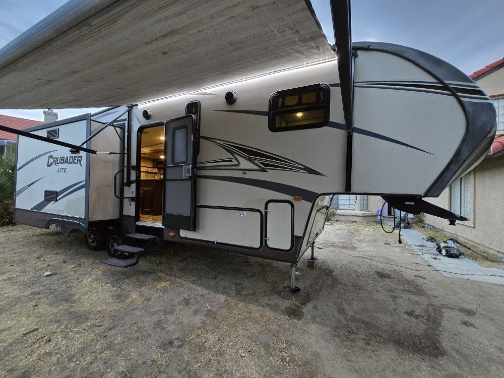 2015 PRIME TIME RV CRUSADER