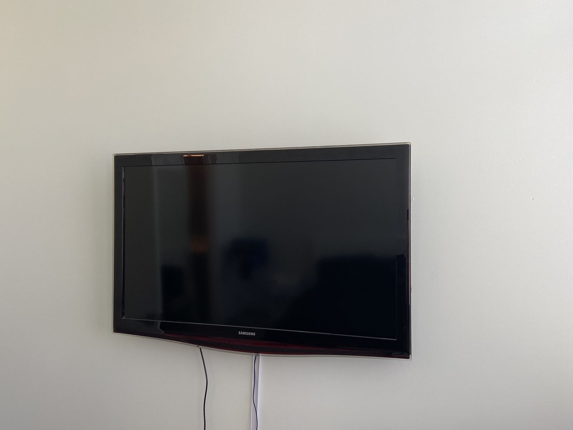 Samsung Tv with Tv Mount and Roku stick.