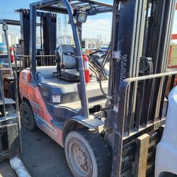 TOYOTA 8FDU30 DIESEL WAREHOUSE FORKLIFT 6,000 LB 2016