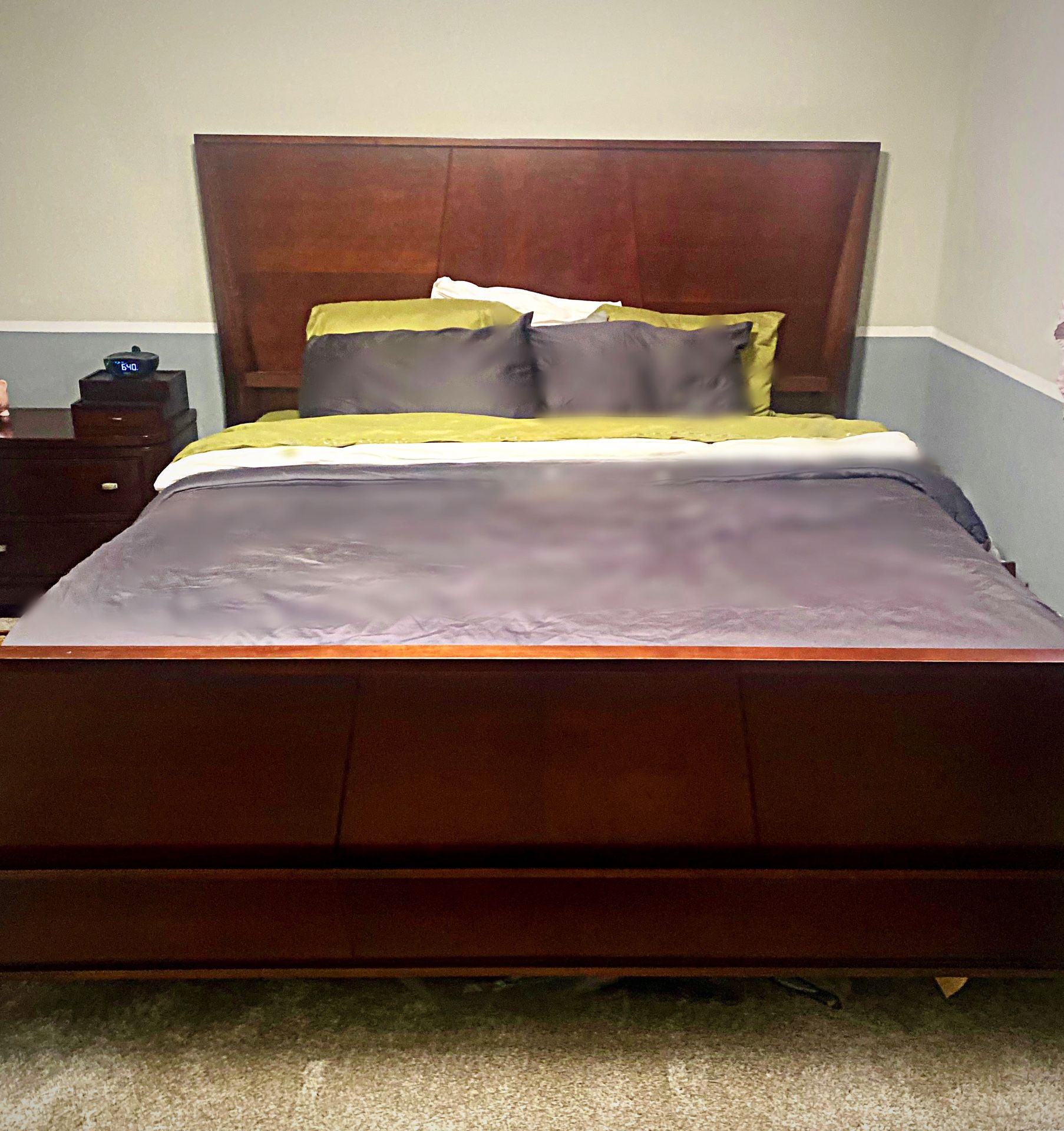 King Size Bed With 2-drawer Side Dresser