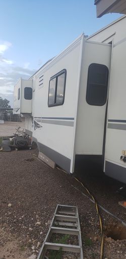 2004 QUANTUM Traila De 37 Pies De Largo 4 Estenciones Cama KingTodo Le Trabaja Bien Titulo En Mano $16,000 Hacer Buena Oferta