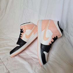 Nike: SIZE 11.5 AIR JORDAN 1 MID 554724-133