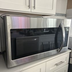 BRAND NEW MICROWAVE 