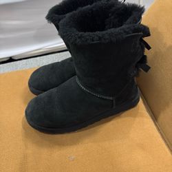 UGG’S Bailey Bow Tie Women’s Size 9, Very Comfy. 