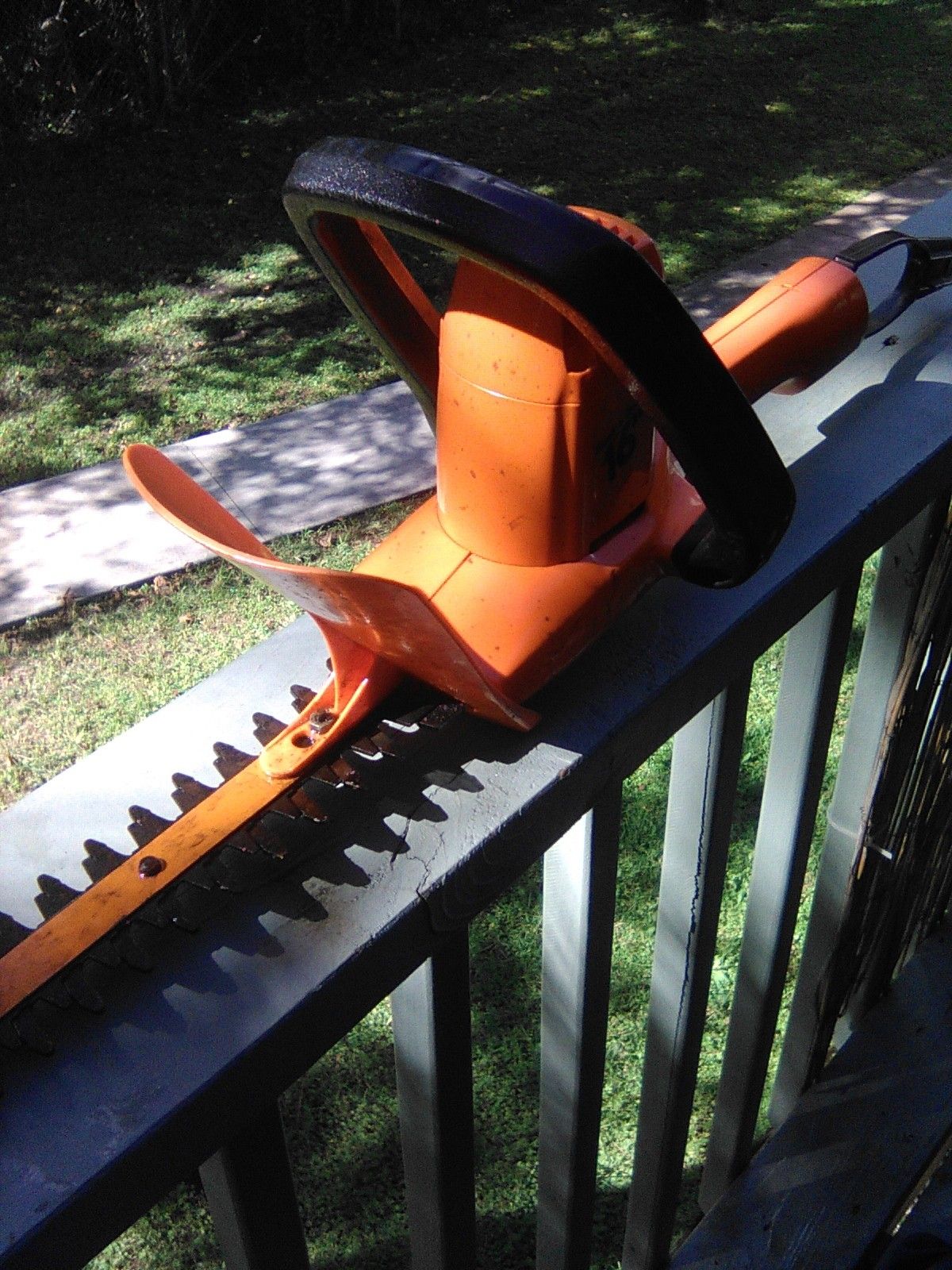 Black & Decker hedge trimmer in good condition works great