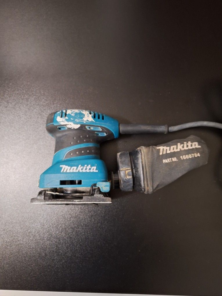 Makita 1/4 Sheet Finishing Sander BO4556