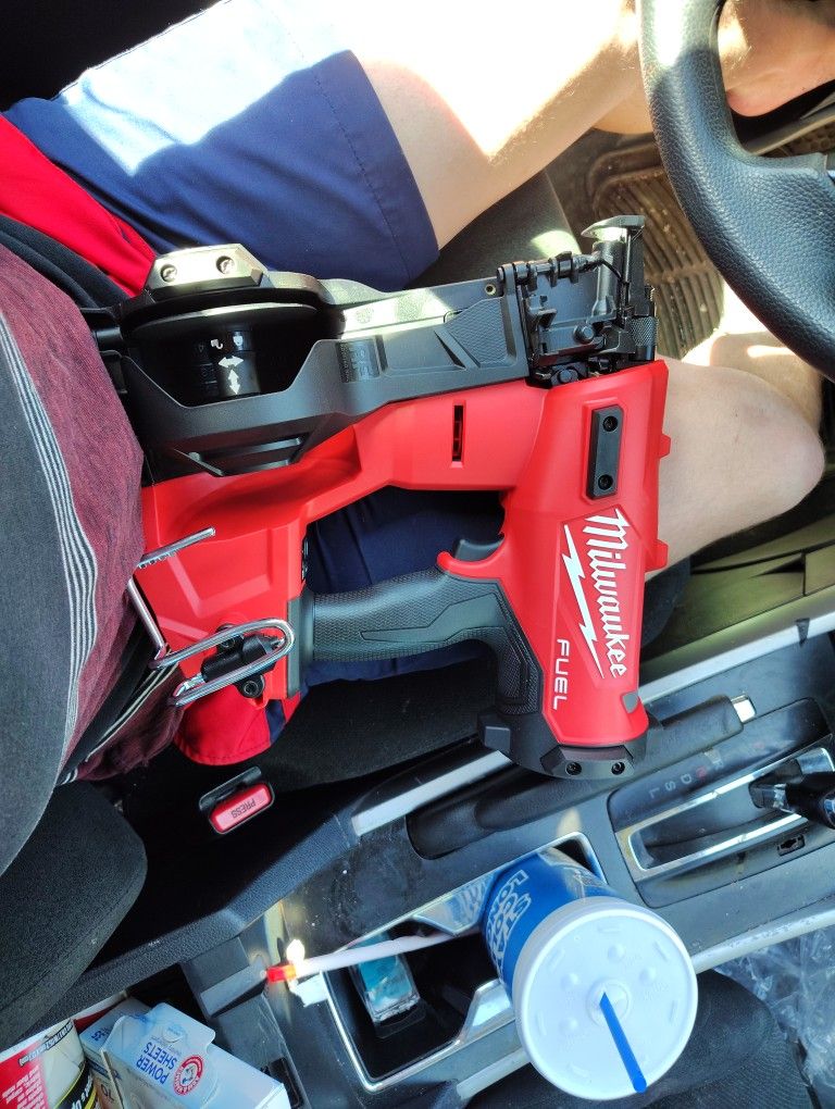 Milwaukee M18 Coil Roofing Nailer