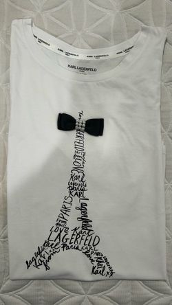 Decorated tee shirt with a black beautiful bow