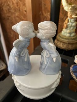 Porcelain Kissing Couple Figurine Music Box