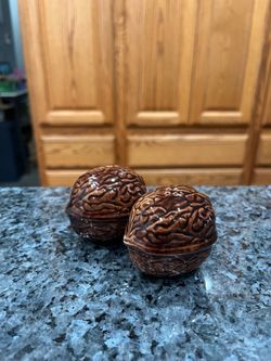 Vintage Ceramic Glossy Dark Brown Walnut Shaped pair of Salt and Pepper Shakers. Preowned the bottom has some wear see pictures . Replaced stoppers
