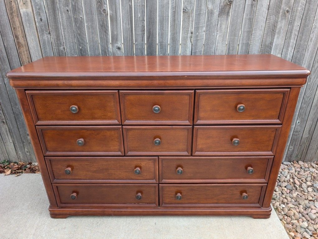 Mahogany 10-Drawer Dresser