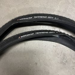 Vittoria Terrano Dry Gravel Tires 700x35 Like New 