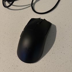 Razer viper v3 pro with superglide skates