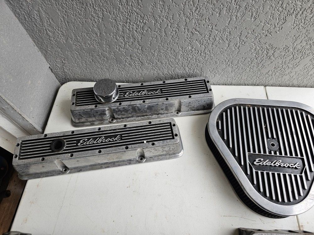 Edelbrok Valve Cover and Air Cleaner SBC