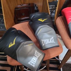 Everlast Boxing Glves 16Oz...2 Pairs.