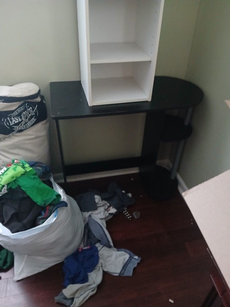 White Shelve/ Black Desk