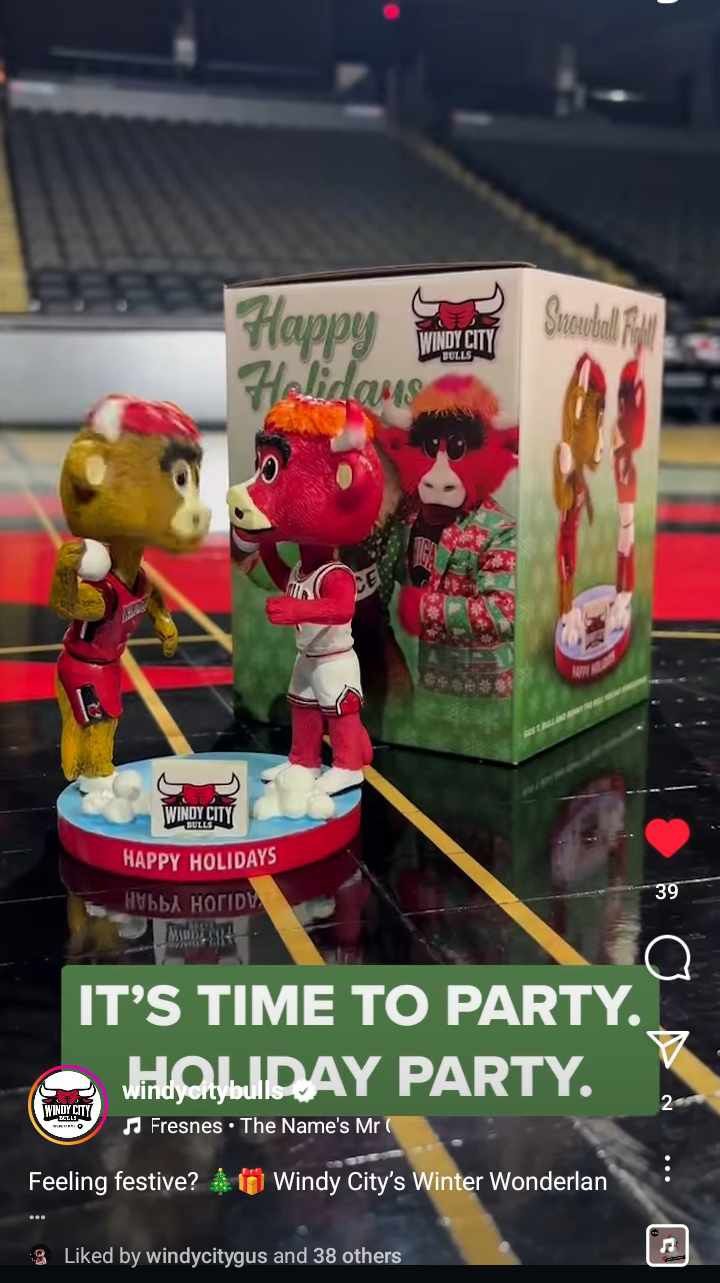 Windy City Bulls "Gus T Bull & Benny Bull Holiday Bobblehead, Snowball Fight"