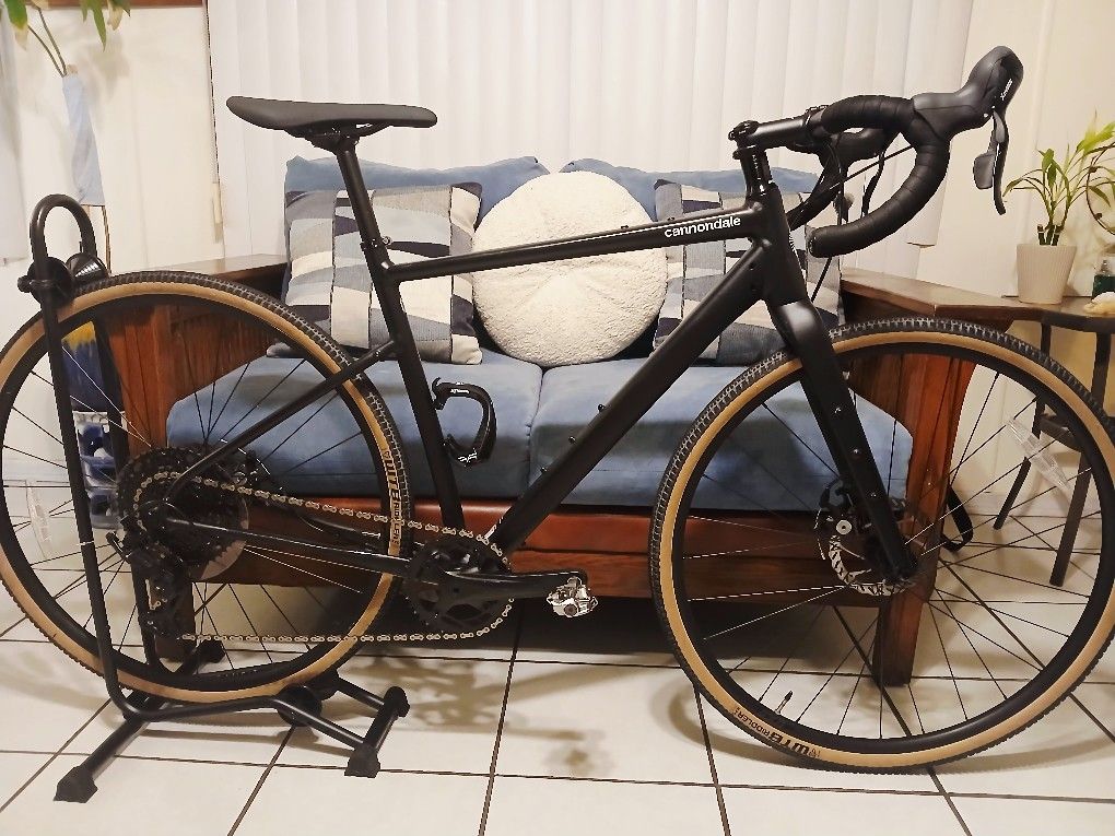 2023 Cannondale Topstone Gravel Roadbike Size 54cm Medium  Like New..