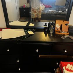 Dresser With Mirror 