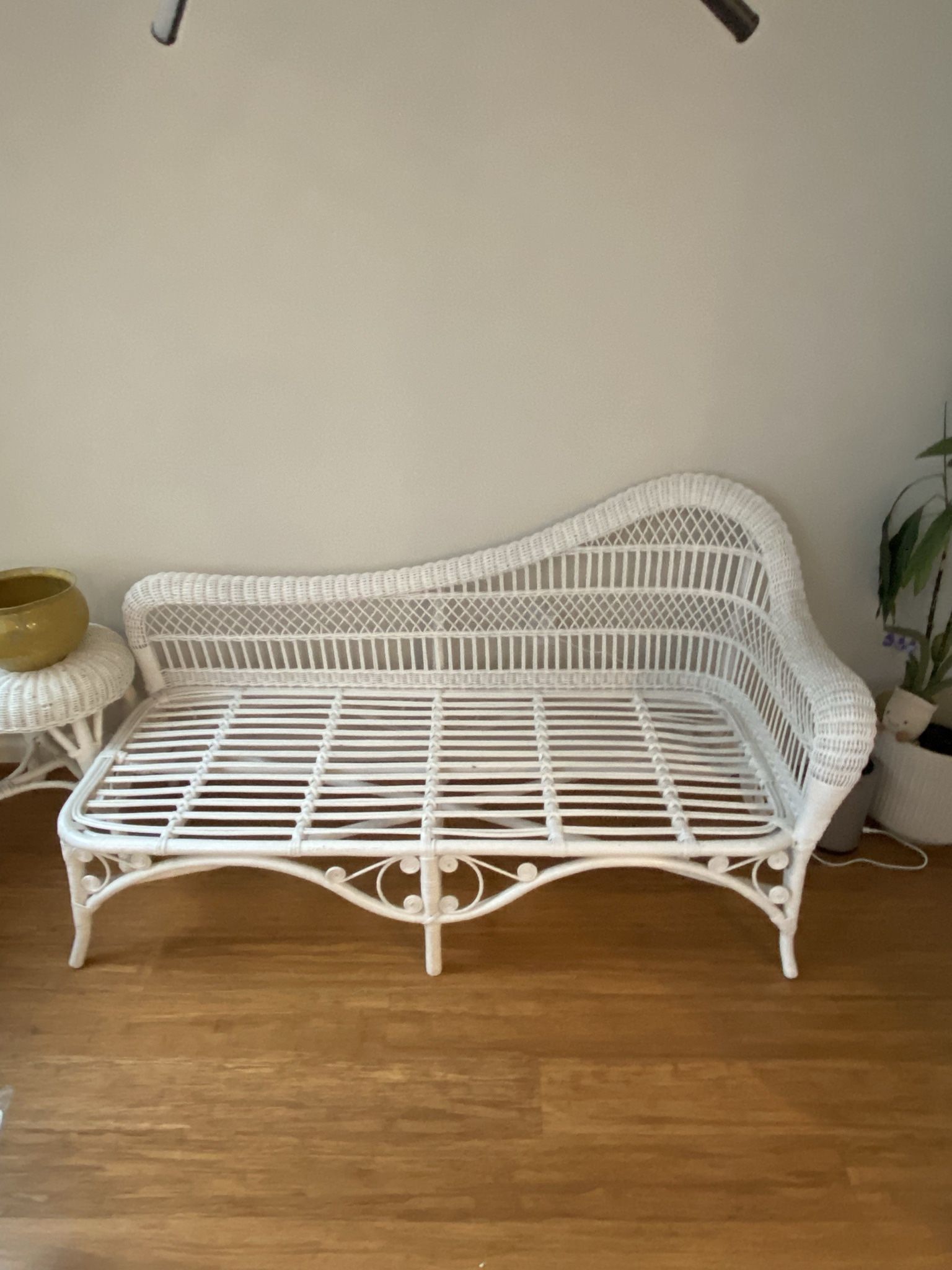 VINTAGE Wicker Chaise Lounge Chair