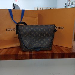 Louis Vuitton Lock Me Day Purse for Sale in San Antonio, TX - OfferUp
