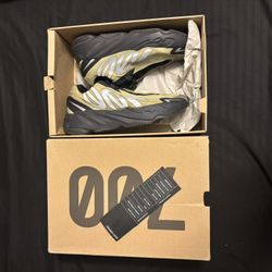 Yeezy 700 MNVN Resin Size 9.5 w Box