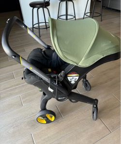 Doona Car Seat Stroller with base