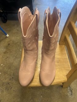 Botas de jovencita y zapatillas