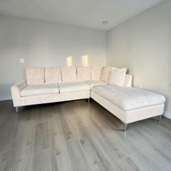 🚚 Delivery Available | Modern Light Cream Sectional Sofa w/ Chaise | 110” x 82”