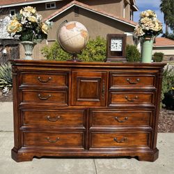 Solid Wood 8 Drawer Dresser Chest of Drawers Furniture Great Condition