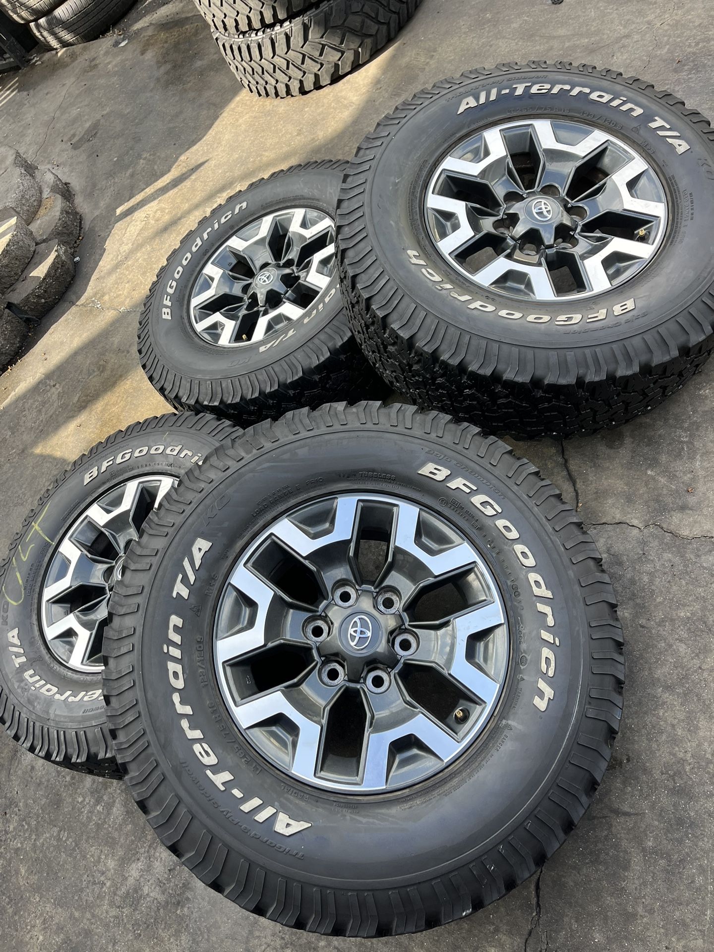 Vendo Rines Con Llantas 265/75/R16 Bfgoodrich Instacion Y Balance De 6 Hoyos Para Carros Como Tacomas Tundra Runner