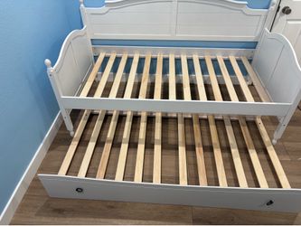 White Twin Daybed with PullOut Trundle - Excellent Condition