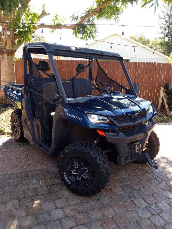CF MOTO UFORCE1000 4 × 4 2022